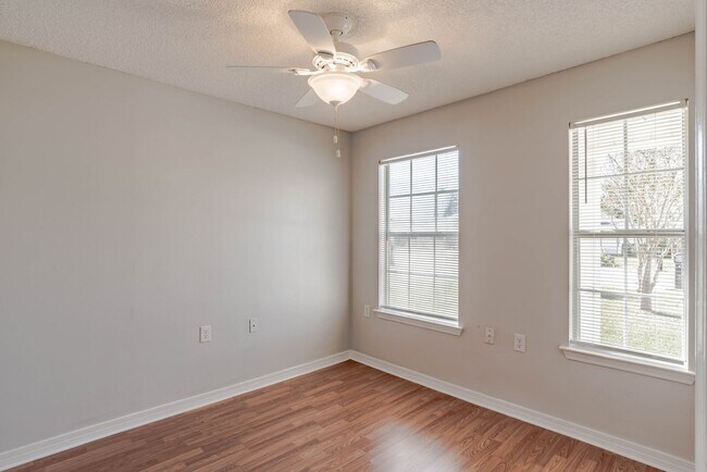 Building Photo - Well-maintained cottage home in Bellview