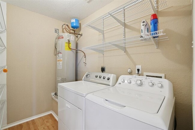 Building Photo - 410 S Water Ln