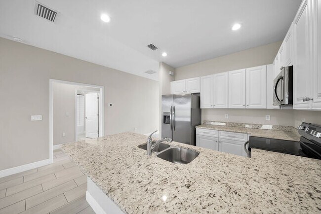 Building Photo - 1004 NW 35th Pl