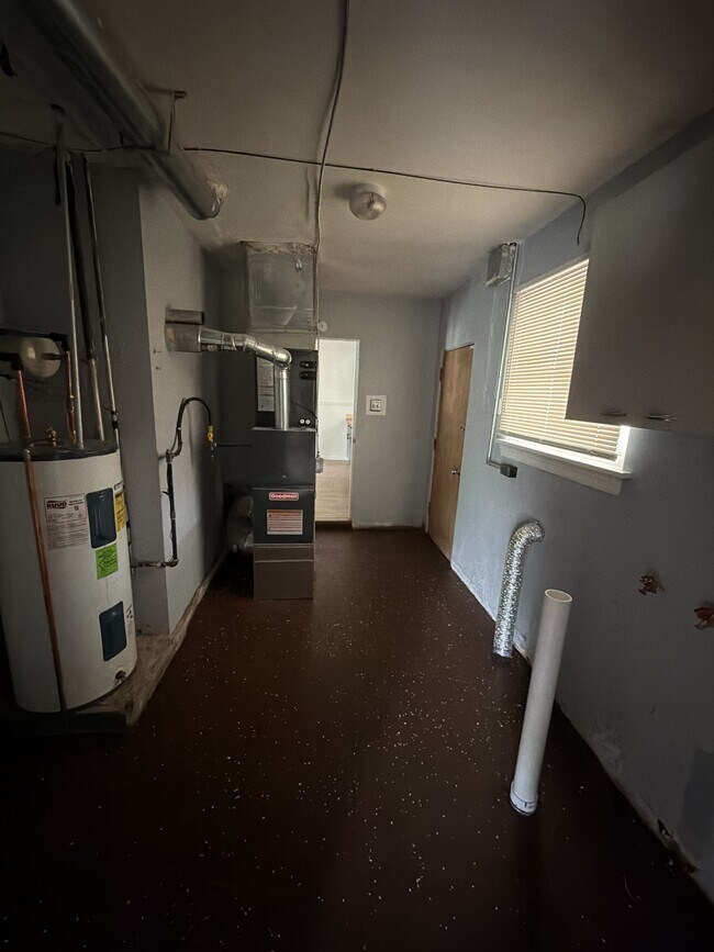 Building Photo - 10000 Knollcrest Ct