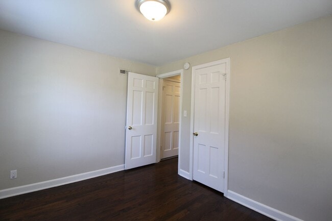Building Photo - 320 E 28th Ave