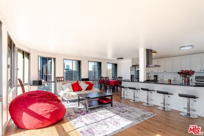 Building Photo - 800 W 1st St