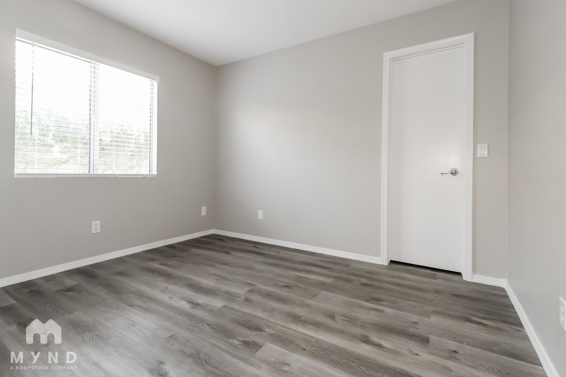 Building Photo - 2206 E Aire Libre Ave