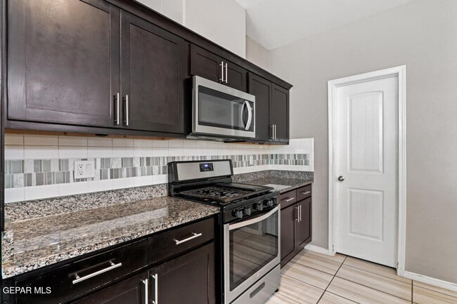 Building Photo - 497 Denim St