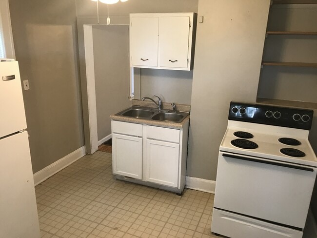 Building Photo - AVAILABLE JUNE 1ST - 2 Bed 1 Bath Home in Craft District!