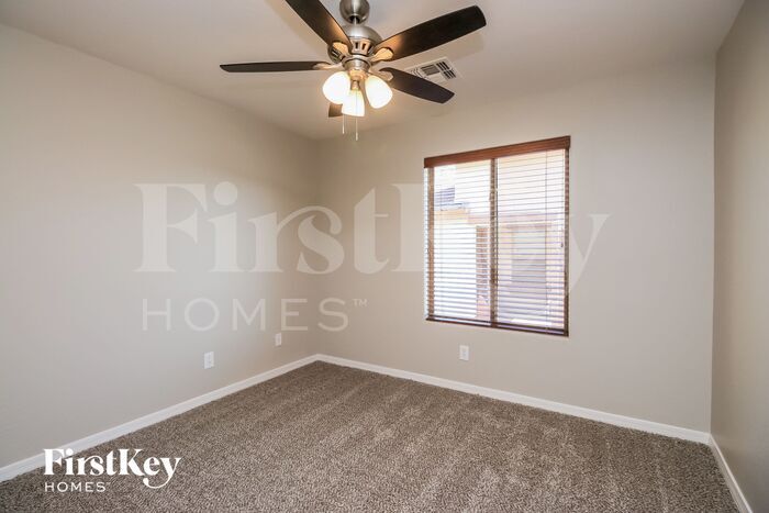 Building Photo - 914 W Desert Canyon Dr