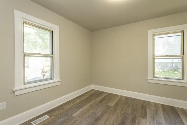 Building Photo - 2 Bedroom 1 Bath Fully Remodeled