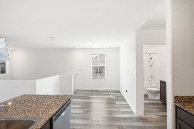 Building Photo - 3 Bed, 2 Bath Townhome Just Outside of Nel...