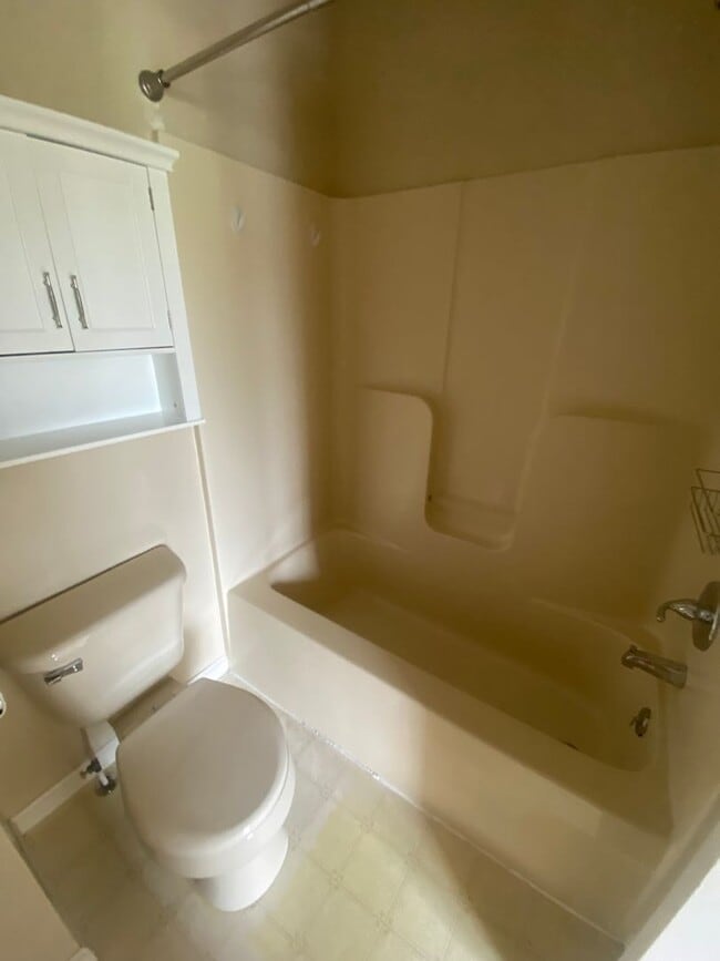 Building Photo - Three Bedroom Townhouse