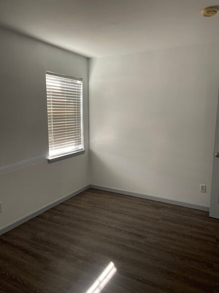 Building Photo - 12035 Sunland St