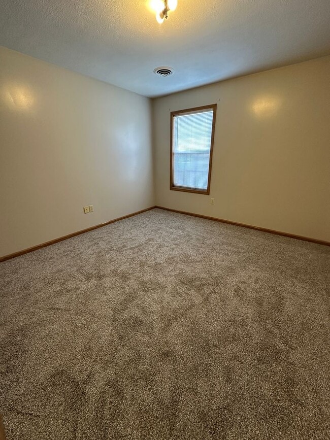 Building Photo - 212 S Silverwood Ln