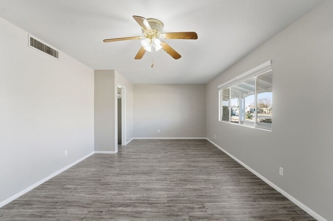 Building Photo - Comfortable 2-Bed Sun City Retreat with Vinyl Flooring & Fresh Paint