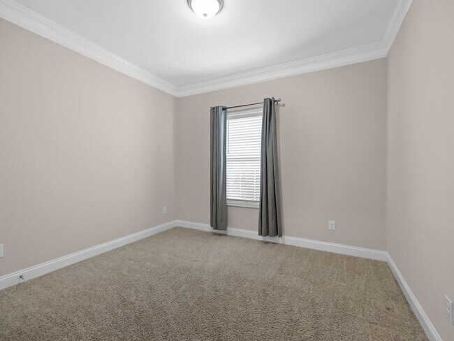 Building Photo - Beautiful 4 BR, 2 BA Home, 2 Car Garage wi...