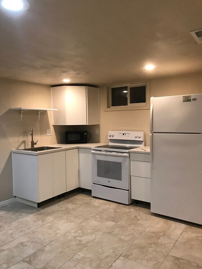 Building Photo - 174 E Pioneer Ave