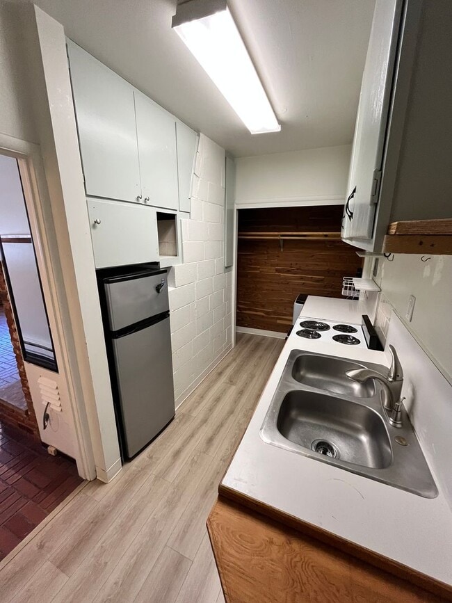 Building Photo - Perfectly Located Spacious Studio Apartment