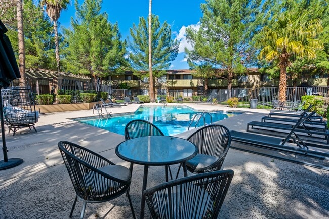 Sparkling Swimming Pool - Sienna Ridge