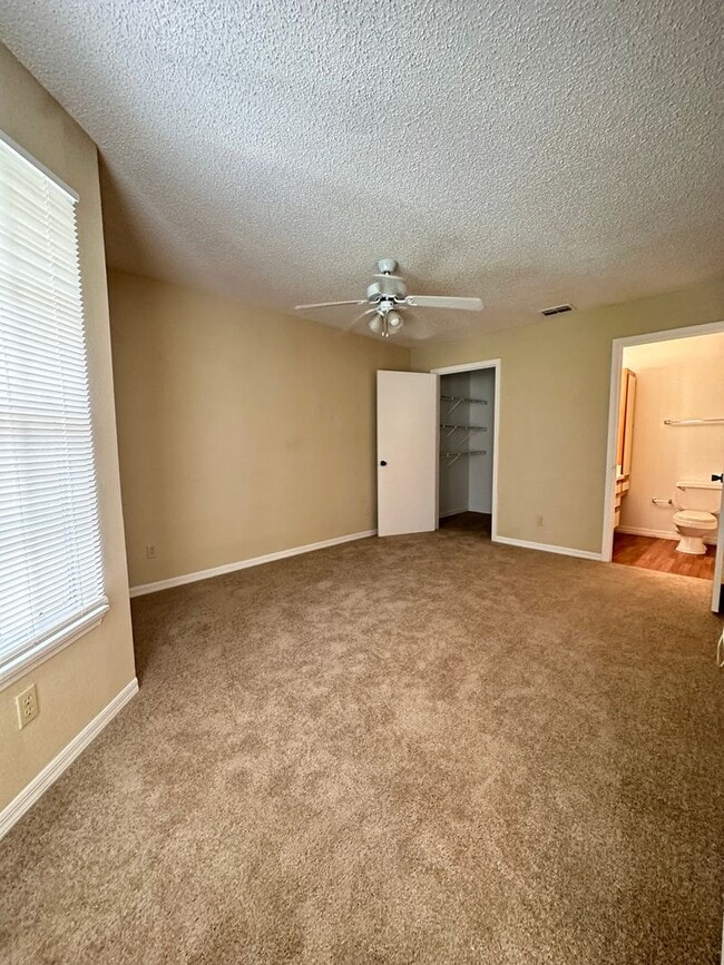 Building Photo - MOVE IN SPECIAL !!2 BEDROOM 1 BATHROOM CON...