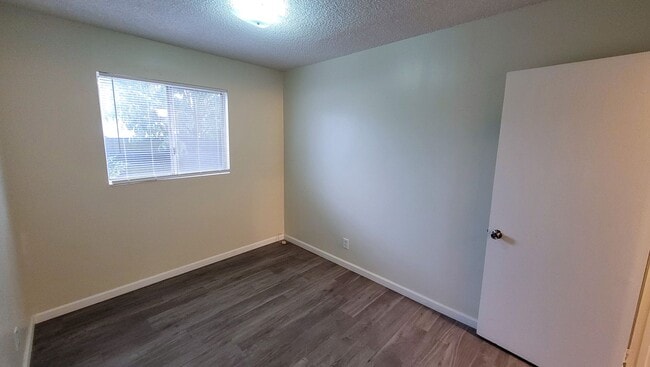 Building Photo - 6 Bedroom 3 Bath Two Story House with REMODELED Kitchen and Bathrooms Available Now!