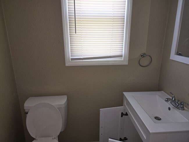 Building Photo - 515 Maple St