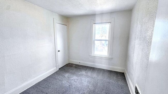 Building Photo - Spacious 3-Bedroom Home with Fenced Yard a...