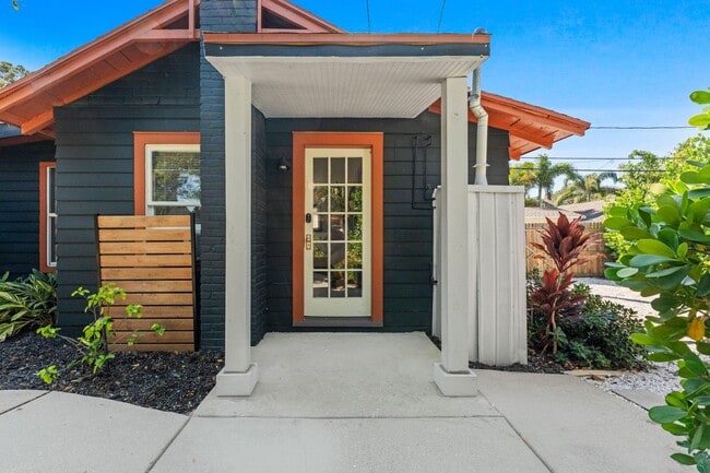 Building Photo - 2536 Burlington Ave N