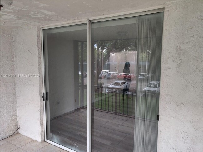 Building Photo - 3750 Inverrary Dr
