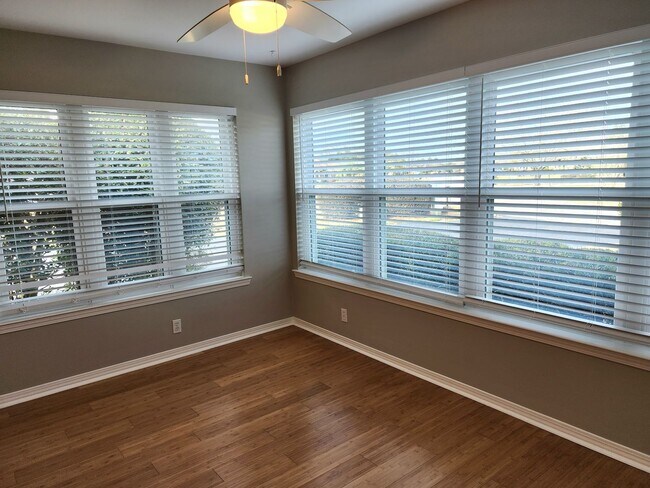 Building Photo - 2/2 Home in Lakeview Villas!