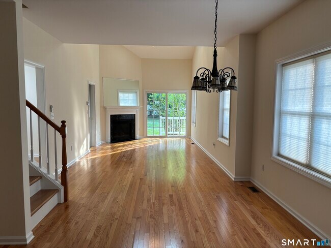 Building Photo - 511 Elm St