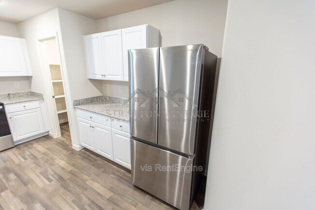 Building Photo - 3510 Mateo Dr