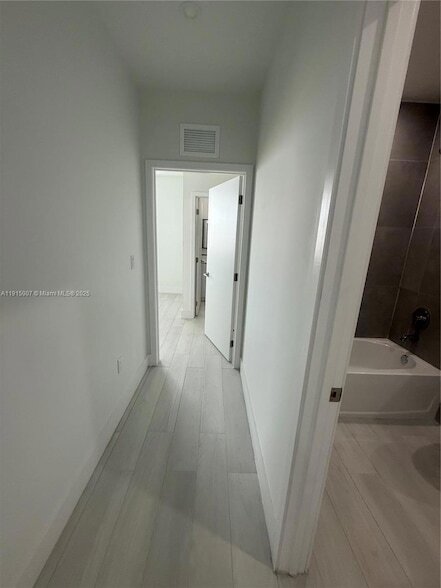 Building Photo - 909 E 24th St