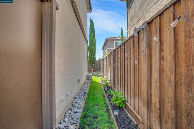 Building Photo - 351 Coolcrest Dr