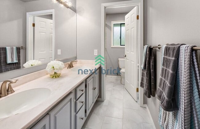 Building Photo - 4 Bed 2.5 Bath Custom Built Single-family ...