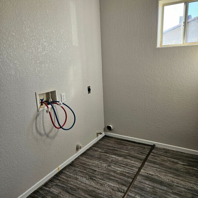 Building Photo - Solar home for Rent!