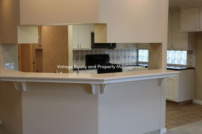 Building Photo - Top Of The Line Big 2/3 Bedroom Single Story Home Ready to Go!!!