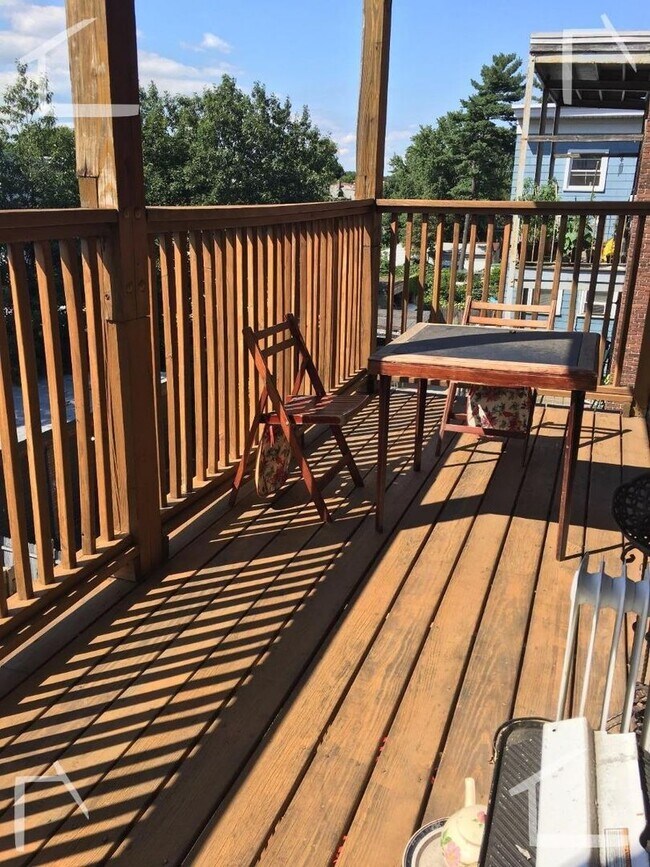 Building Photo - Don't miss out on this 3 bed 1 bath