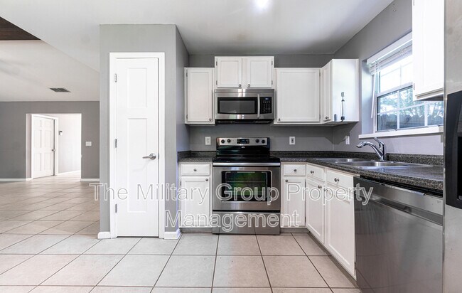 Building Photo - 12565 Long Lake Ct