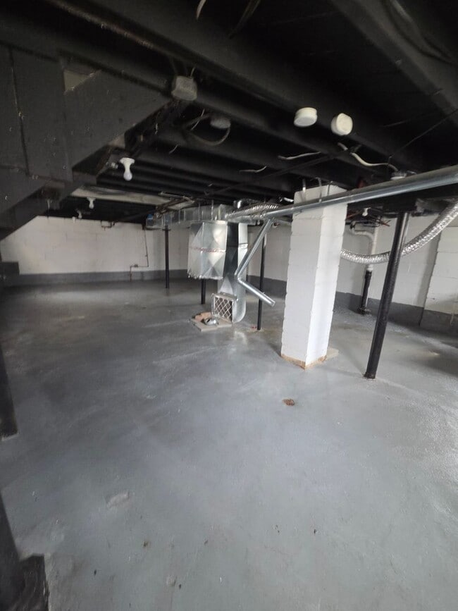 Building Photo - Three Bedroom Open Floorplan