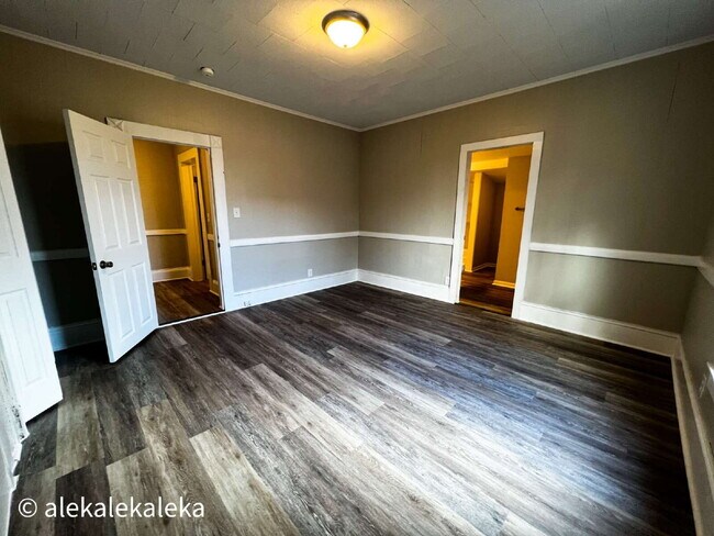 Building Photo - 1113 W Webb Ave
