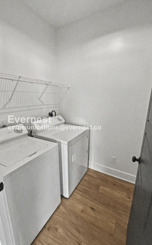 Building Photo - 3 Bed/2.5 Bath Home with Fenced Yard & Garage / Pet-Friendly / Available Now!