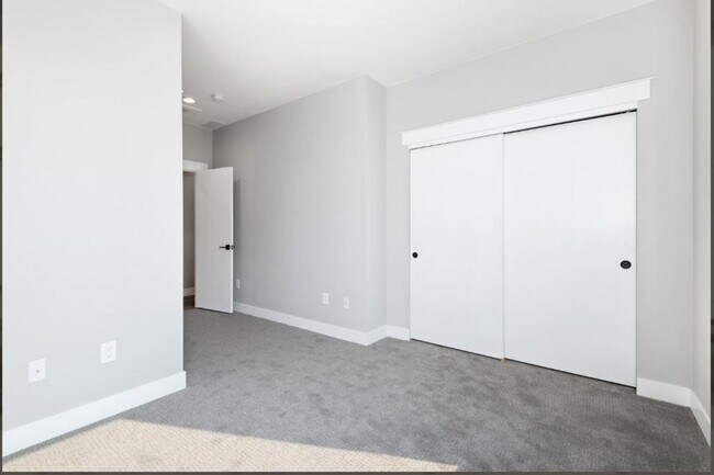 Building Photo - 4925 W 10th Ave