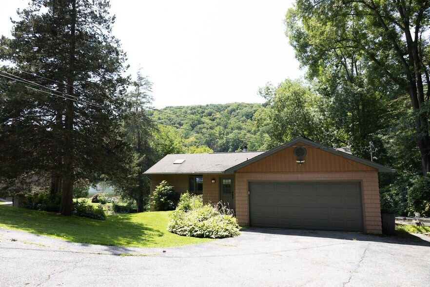Building Photo - 18 Pinewood Shores