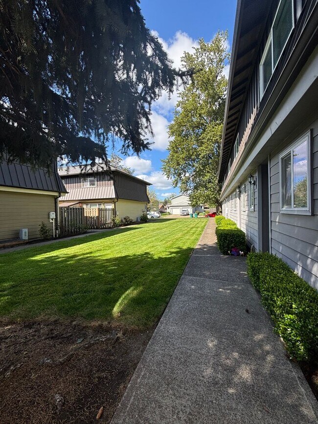 Building Photo - $1,000.00 OFF 1ST FULL MONTH'S RENT Pet-friendly Townhouse Near Parks and Downtown Newberg - Show...