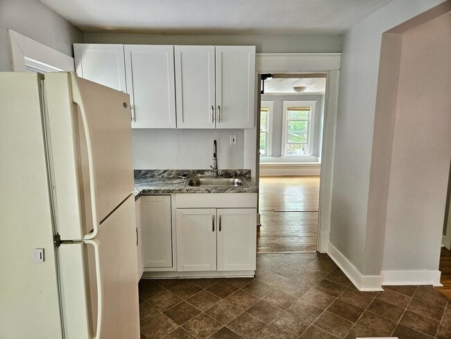 Building Photo - Second Floor 2 BED/1 BATH Apartment
