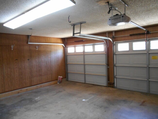 Building Photo - Unique Home with Rustic Details!