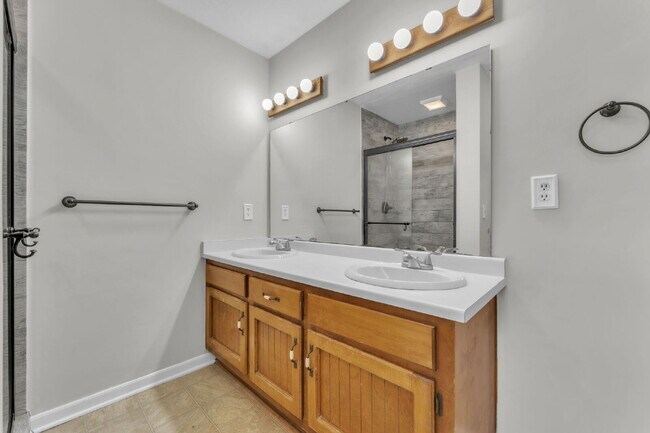 Building Photo - Spacious 4-Bed, 4-Bath Rental Home with Lake Views in Belle Terre Acres