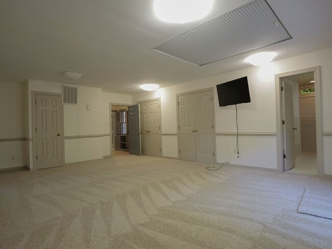 Building Photo - Beautiful home for rent minutes from the J...