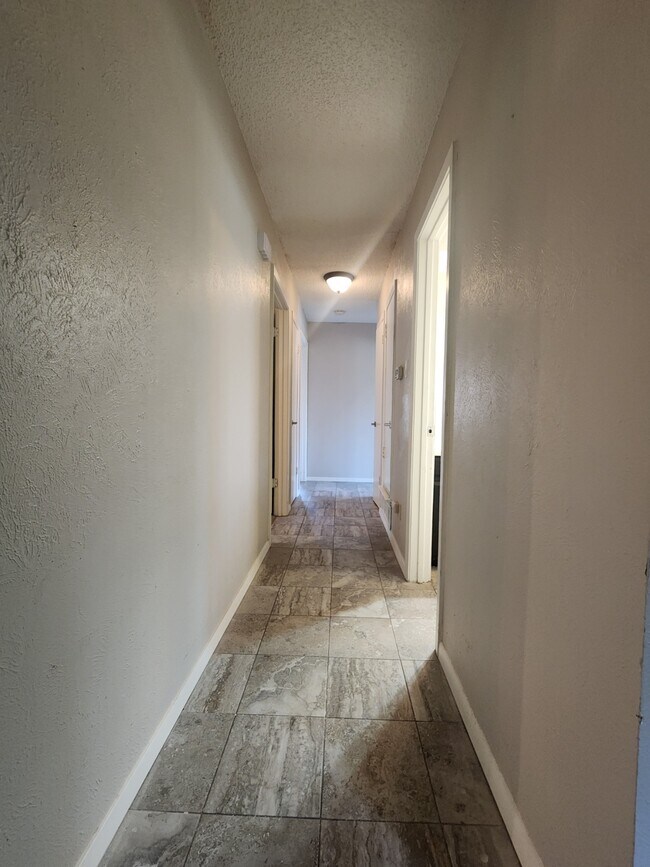Building Photo - 2425 Kristen Dr