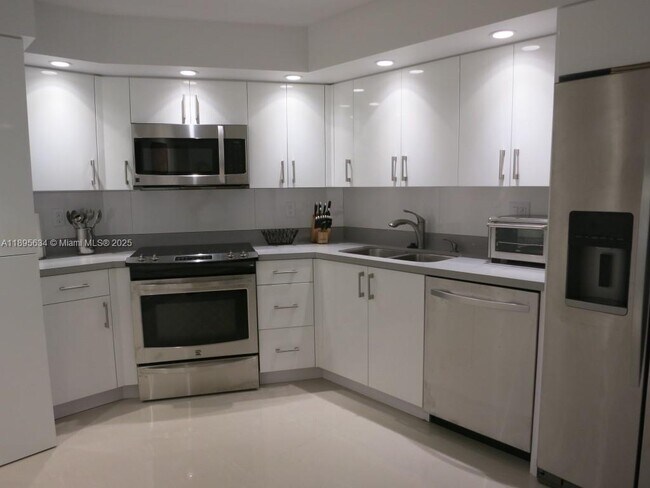 Building Photo - 1111 Crandon Blvd