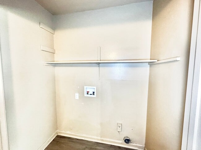 Building Photo - Three Bedroom Apartment with Spacious Dining and Living Area