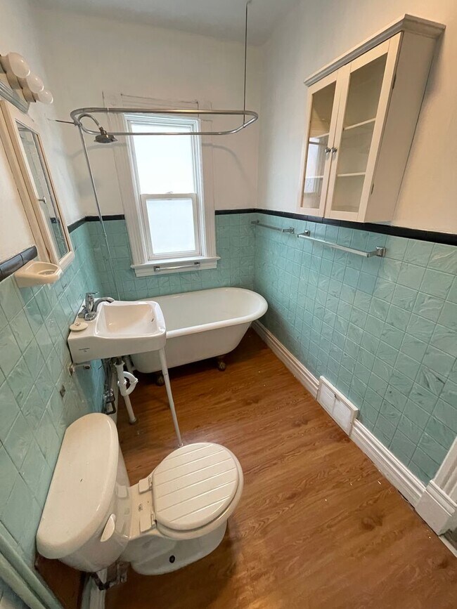 Building Photo - 1302 W 1st St